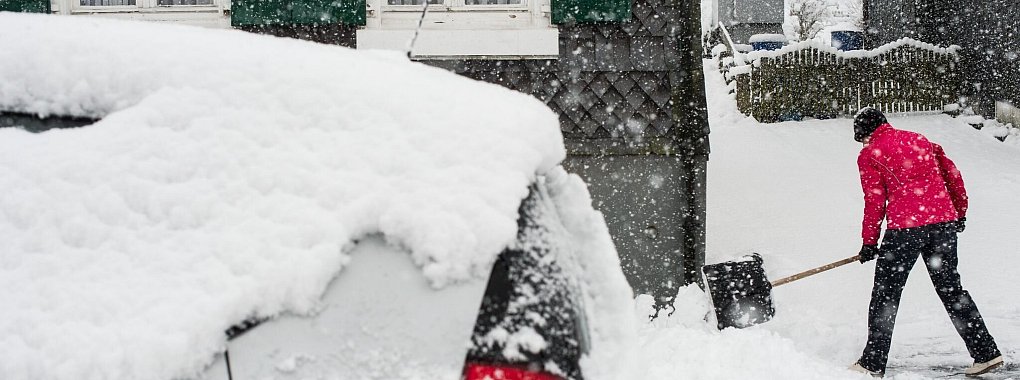 Verkehrssicherungspflicht: Eigentümer und Mieter müssen Gehwege und Zugänge bei Schnee und Eis sicher passierbar halten. - © Bernd Thissen/dpa/dpa-tmn