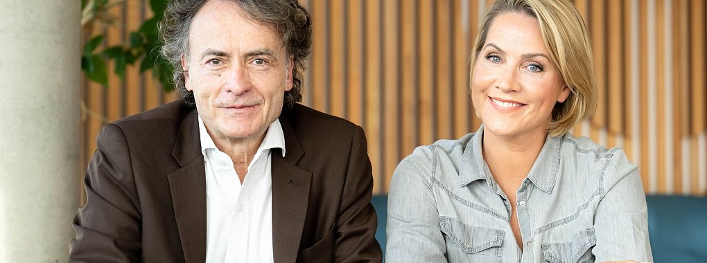 Zum 50. Geburtstag der Sendung «3nach9» von Radio Bremen geben die Moderatoren Giovanni di Lorenzo und Judith Rakers Einblicke in ihre Arbeit. - © Sina Schuldt/dpa