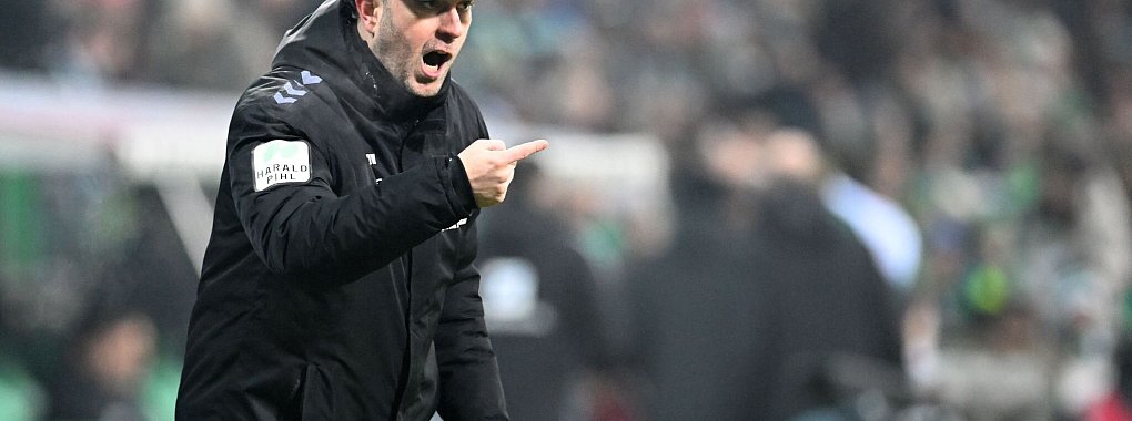 Werder-Trainer Ole Werner hat mit seinen Spielern einiges zu besprechen. - © Carmen Jaspersen/dpa