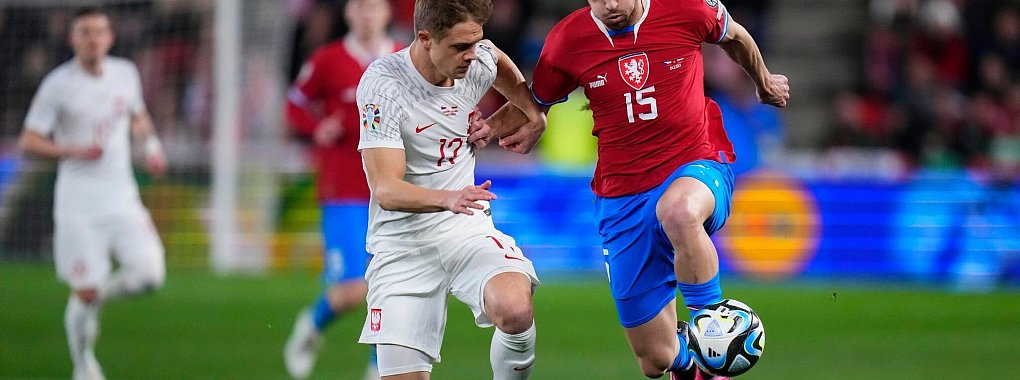 Die TSG 1899 Hoffenheim hat sich mit dem tschechischen Nationalspieler David Jurasek (r) verstärkt. - © Petr David Josek/AP/dpa