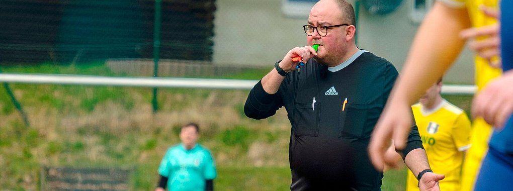 Schiedsrichter Angelo Diliberto auf dem Fu&szlig;ballplatz. - &copy; Sebastian Kn&ouml;bber/SR/ARD/dpa