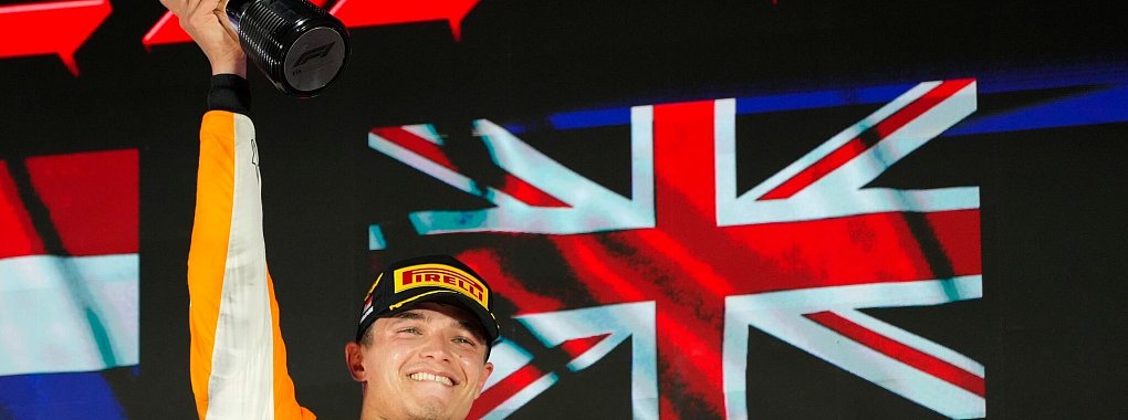 Lando Norris feiert in Singapur seinen dritten Karrieresieg. - © Vincent Thian/AP/dpa