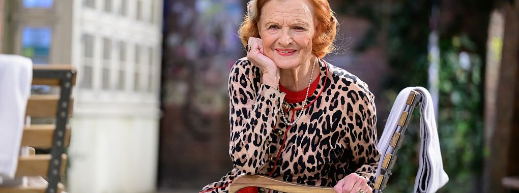 «Rote Rosen»-Star Brigitte Antonius steht mit 92 noch vor der Kamera. - © Philipp Schulze/dpa