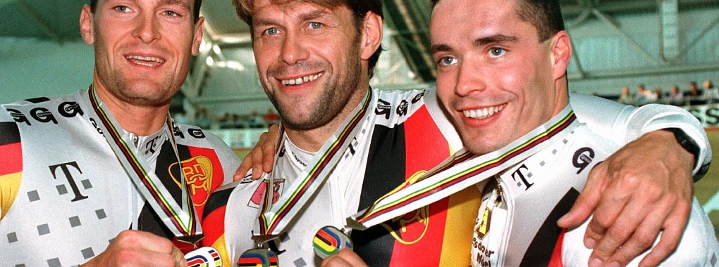 Michael Hübner (M) bei seiner letzten WM 1996 in Manchester. - © picture alliance / dpa