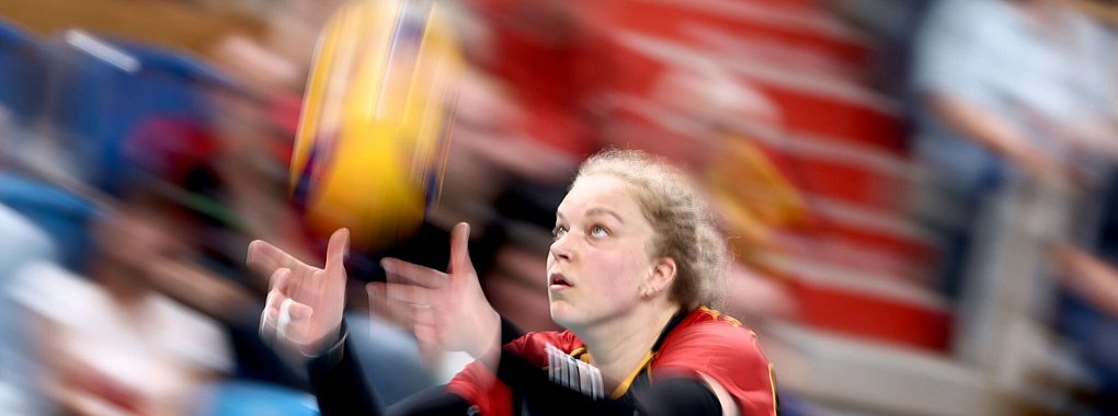 Deutschlands Lena Kindermann schl&auml;gt auf. - &copy; Christoph Soeder/dpa