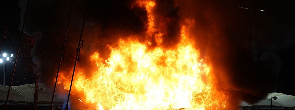 Vor dem Champions-League-Spiel von Manchester City gegen den FC Br&uuml;gge ging am Stadion ein Fanartikel-Kiosk in Flammen auf. - &copy; Martin Rickett/PA Wire/dpa