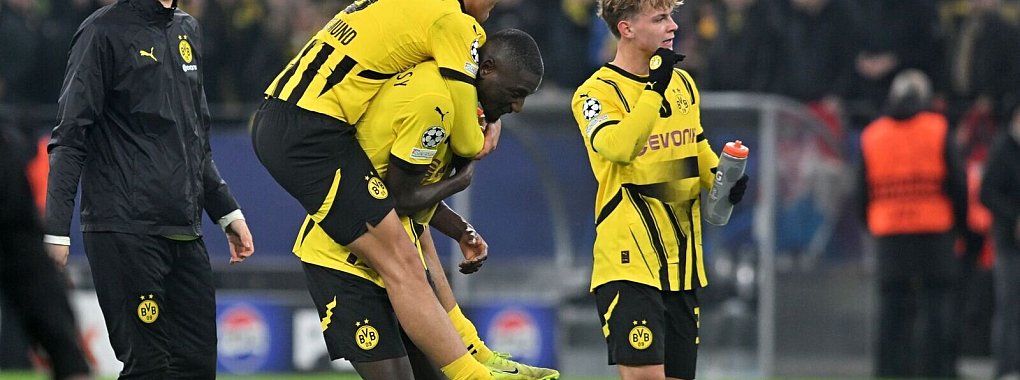 Erleichtert, aber müde: Die BVB-Profis feiern das 1:0 gegen Sturm Graz. - © Bernd Thissen/dpa