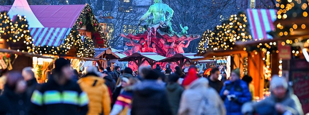 Taschendiebe nutzen den Trubel auf Weihnachtsmärkten gerne aus, um an Bargeld und Zahlungskarten zu kommen. - © Jens Kalaene/dpa/dpa-tmn