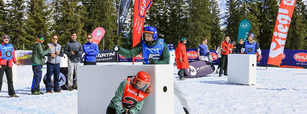 In Deckung! Bei Yukigassen-Wettbewerben fliegen die Schneebälle. So auch während der Internationalen Österreichischen Meisterschaften in Filzmoos. - © Michael Simonlehner/Filzmoos Tourismus/dpa-tmn