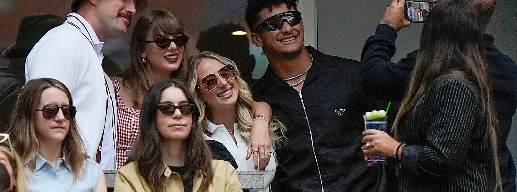 Travis Kelce (li.) und Patrick Mahomes (re.) von den Kansas City Chiefs, hier unter anderem mit Kelces Freundin Taylor Swift beim Tennis-Finale der US Open, waren auch Opfer der Einbruchserie. - © Julia Nikhinson/AP