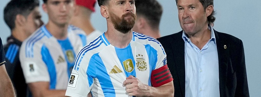 Messi war sauer nach dieser Niederlage. - © Jorge Saenz/AP/dpa