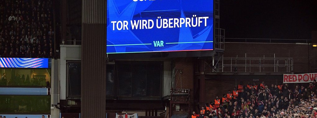 Wird künftig auch vom Schiedsrichter erklärt: Ein Videobeweis beim Champions-League-Spiel Aston Villa gegen Bayern München. - © Peter Kneffel/dpa