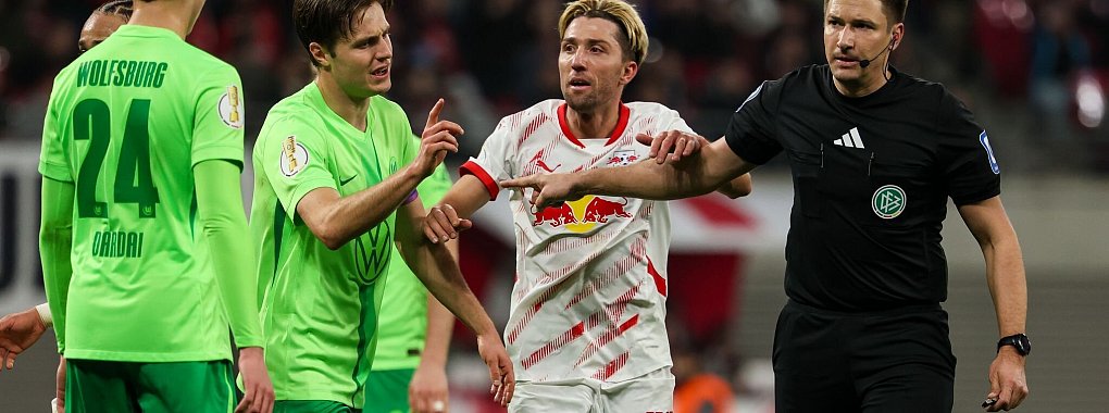Wolfsburgs Trainer Ralph Hasenhüttl regt eine Änderung der Handspiel-Regel an. - © Jan Woitas/dpa