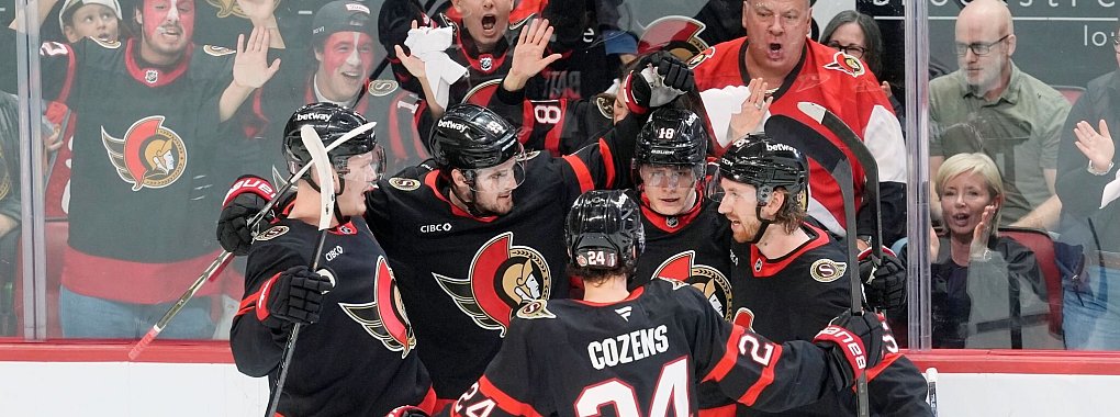 Die Ottawa Senators bejubeln Tim Stützles erstes Playoff-Tor. - © Adrian Wyld/The Canadian Press/AP/dpa