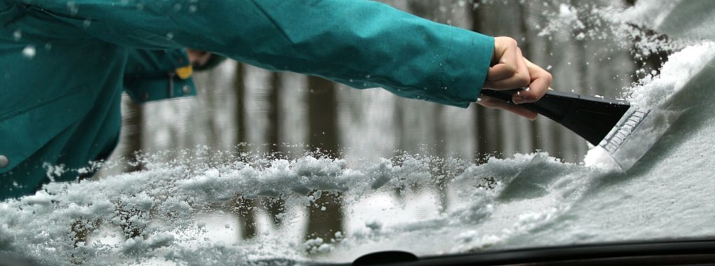 Freie Sicht: Alle Scheiben sowie das Dach sollten frei von Schnee und Eis sein, bevor es losgeht. Das entsprechende Zubehör gehört ins Auto. - © Ina Fassbender/dpa-tmn