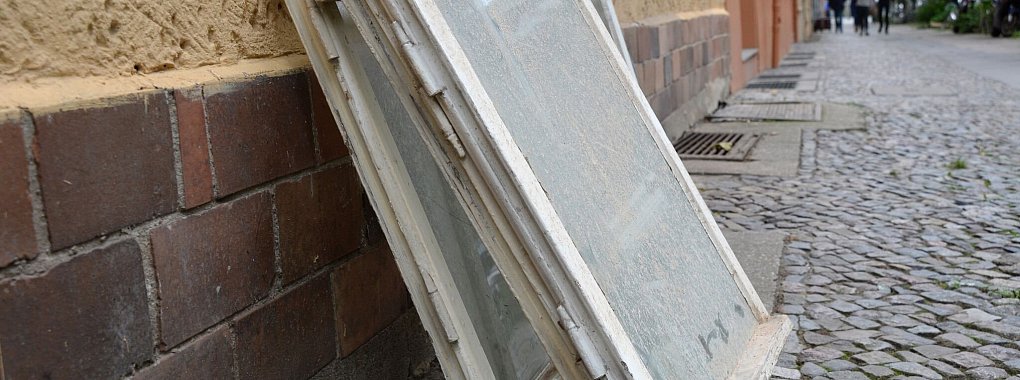 Sinnvoll vorgehen: Ein kompletter Fenstertausch sollte nur bei Schäden am Rahmen vorgenommen werden. - © Andrea Warnecke/dpa-tmn