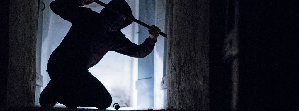 Eine Hausratversicherung kann Sie zwar nicht vor einem Wohnungseinbruch schützen. Sie kann Ihnen aber den daraus resultierenden Schaden ersetzen. - © Silas Stein/dpa