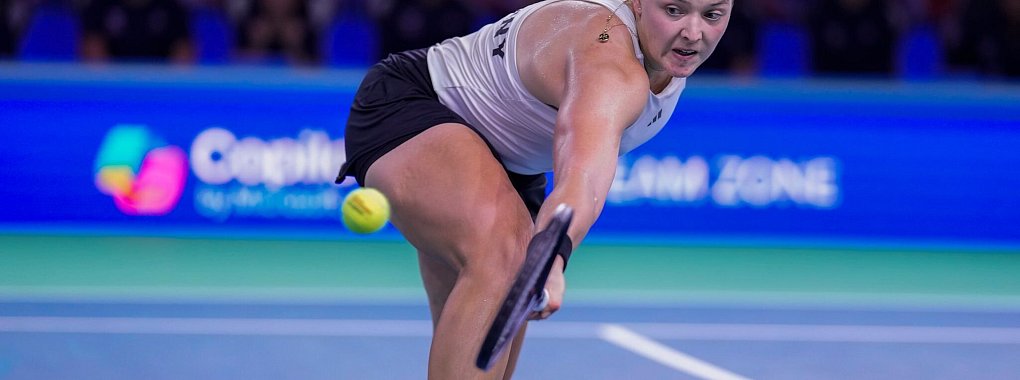 Jule Niemeier streckte sich gegen Emma Raducanu vergebens. - © Manu Fernandez/AP