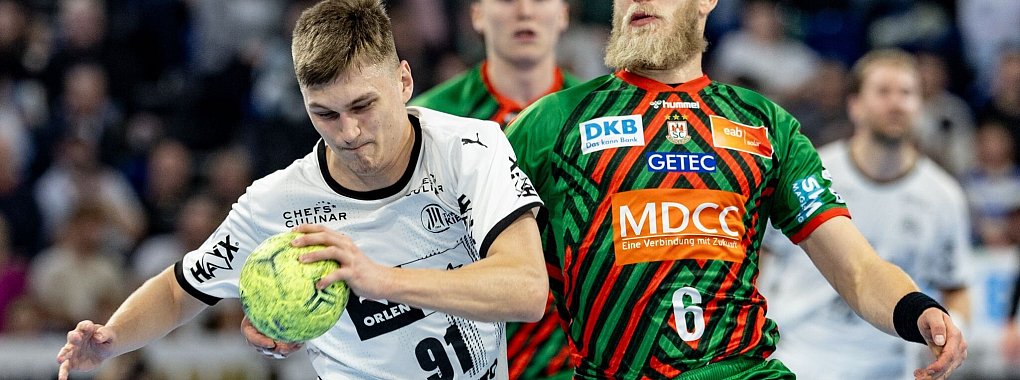 Kiels Bence Imre (l) und Magdeburgs Matthias Musche kämpfen um den Ball. - © Axel Heimken/dpa
