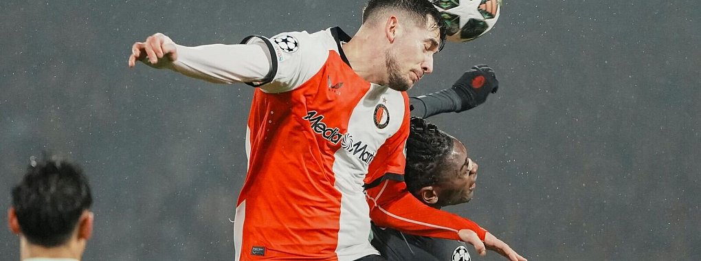 Feyenoord Rotterdam um Jakub Moder (l) setzte sich im Playoff-Hinspiel gegen AC Mailand durch - © Peter Dejong/AP/dpa