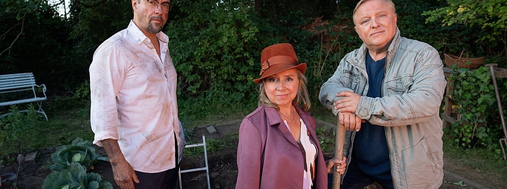 Prof. Karl-Friedrich Boerne (l-r, Jan Josef Liefers), Silke Haller (ChrisTine Urspruch) und Frank Thiel (Axel Prahl) beim G&auml;rtnern. - &copy; Thomas Kost/WDR/Bavaria Fiction GmbH/dpa