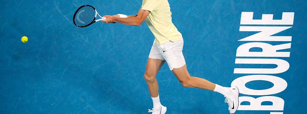 Jannik Sinner hat in seinem Viertelfinale der Australian Open keine Problem - &copy; Manish Swarup/AP/dpa