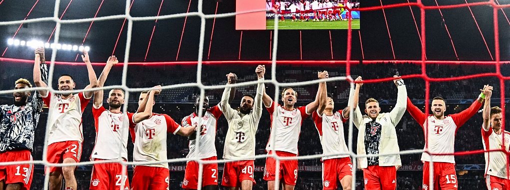 Die Spieler des FC Bayern M&uuml;nchen feiern den Einzug in Halbfinale der Champions League. - &copy; Tom Weller/dpa
