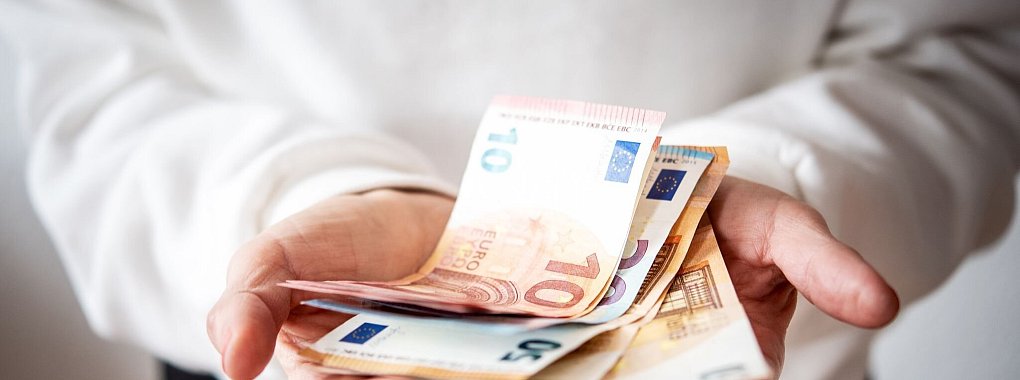 Finanzielle Unterst&uuml;tzung gibt es unter Umst&auml;nden auch nach dem Tod eines unterhaltspflichtigen Ex-Ehepartners. Sie nennt sich Erziehungsrente. - &copy; Zacharie Scheurer/dpa-tmn