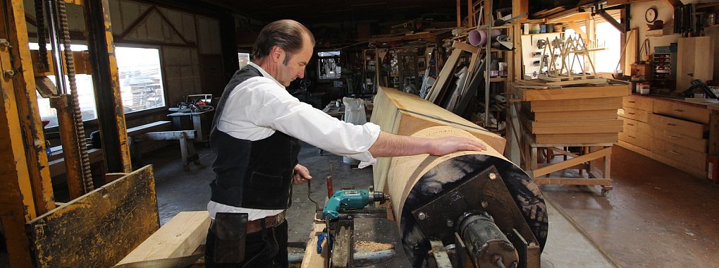 Andreas Begemann arbeitet in seiner Werkstatt in B&ouml;singfeld an einer neuen Achse, auf der einmal das M&uuml;hlrad sitzen soll. - &copy; Jens Rademacher