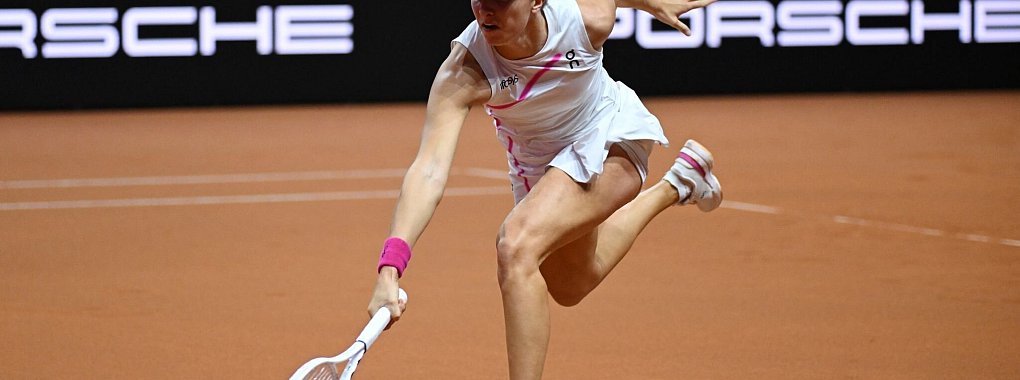 Die Polin Iga Swiatek musste gegen die Kasachin Jelena Rybakina ihre erste Niederlage &uuml;berhaupt beim Porsche Grand Prix hinnehmen. - &copy; Marijan Murat/dpa