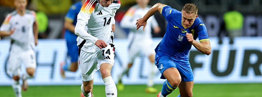 Nach seiner Einwechslung war Maximilian Beier (l) sofort im Spiel. - &copy; Daniel Karmann/dpa