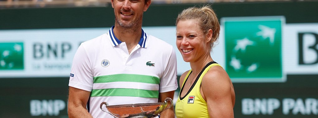 Laura Siegemund und Edouard Roger-Vasselin mit dem Siegerpokal. - &copy; Jean-Francois Badias/AP/dpa
