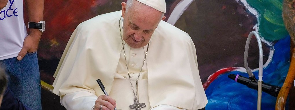 Hatte auch ein Herz für den Fußball: der gestorbene Papst Franziskus. - © Andrew Medichini/AP/dpa