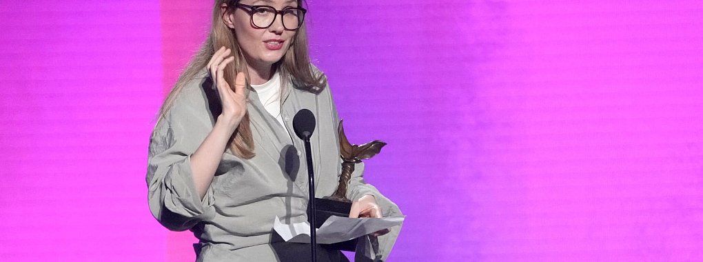 Justine Triet nimmt den Preis f&uuml;r &laquo;Anatomie eines Falls&raquo; entgegen. - &copy; Chris Pizzello/Invision/AP/dpa