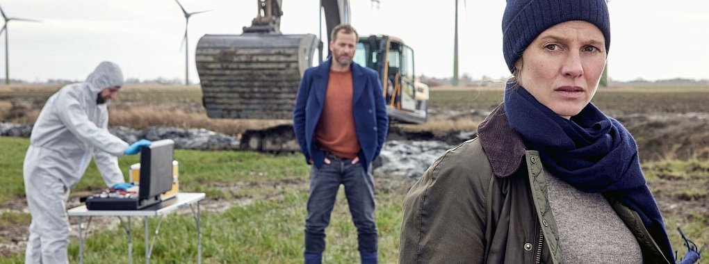 Kommissarin Ann Kathrin Klaasen (Picco von Groote, l.) und ihr Kollege Frank Weller (Christian Erdmann, m.) am Tatort. - &copy; Sandra Hoever/ZDF/dpa