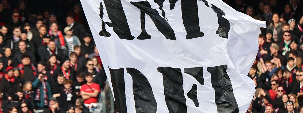 N&uuml;rnberger-Fans protestieren gegen die Investorenpl&auml;ne der DFL. - &copy; Daniel Karmann/dpa