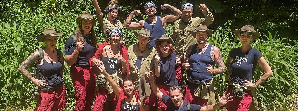 Die Stars, Kim Virginia (von links oben), Mike Heiter, David Odonkor, Cora Schumacher (von links unten), Fabio Knez, Anya Elsner, Leyla Lahouar, Hein Hoenig, Lucy Diakovska, Twenty4Tim, Felix von Jascheroff und Sarah Kern, stehen am ersten Tag der Jubiläumsausgabe des TV-Dschungelcamps zu einem Gruppenfoto zusammen. - © Stefan Thoyah/RTL+/dpa