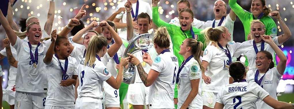 Englands Frauen jubeln nach dem EM-Finale 2022 - © Sebastian Christoph Gollnow/dpa