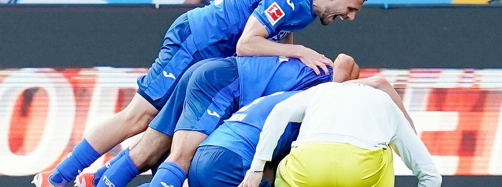 Hoffenheims Mannschaft jubelt &uuml;ber das Tor zum 4:2 gegen den FC Bayern M&uuml;nchen. - &copy; Uwe Anspach/dpa