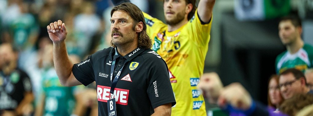 Löwen-Trainer Sebastian Hinze bejubelt einen Treffer seines Teams. - © Jan Woitas/dpa