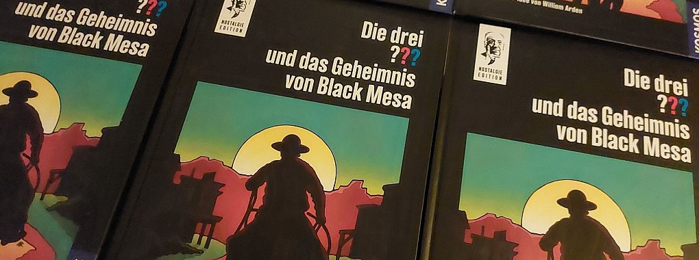 In «Die drei ??? und das Geheimnis von Black Mesa» entdecken Justus, Peter und Bob eine verlassene Geisterstadt. - © -/Kosmos Verlag/dpa