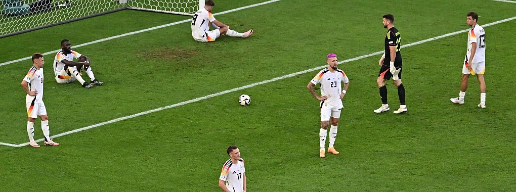 Die Spieler der deutschen Mannschaft stehen entt&auml;uscht nach Abpfiff auf dem Platz. - &copy; Bernd Wei&szlig;brod/dpa