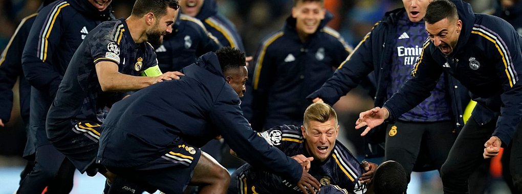 Bereit f&uuml;r Bayern: Kroos und Co. feiern R&uuml;diger nach seinem verwandelten Elfmeter. - &copy; Dave Thompson/AP