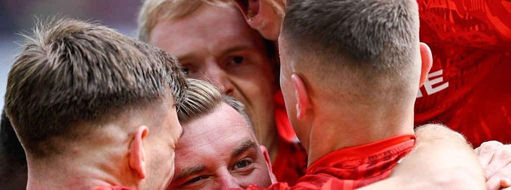 Die Spieler des 1. FC Kaiserslautern feiern den Sieg gegen Jahn Regensburg. - © Uwe Anspach/dpa