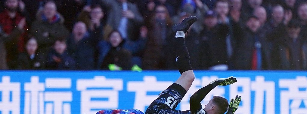 Millwall-Torhüter Liam Roberts sieht für sein Foul die Rote Karte - aber erst nach einem VAR-Eingriff. - © Zac Goodwin/PA Wire/dpa