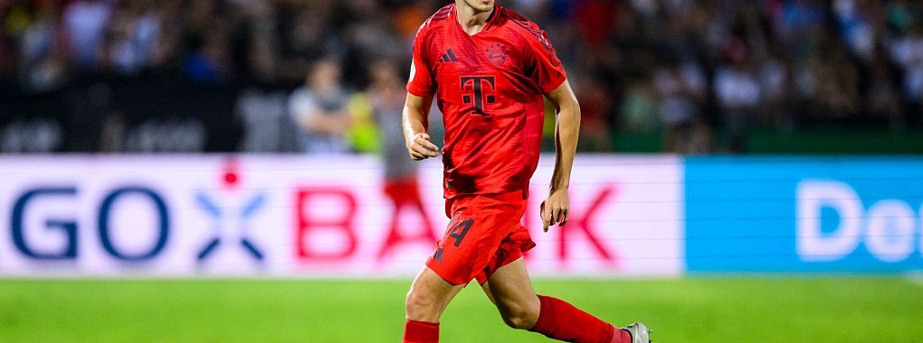 Josip Stanisic muss eine Verletzungspause einlegen. - &copy; Tom Weller/dpa