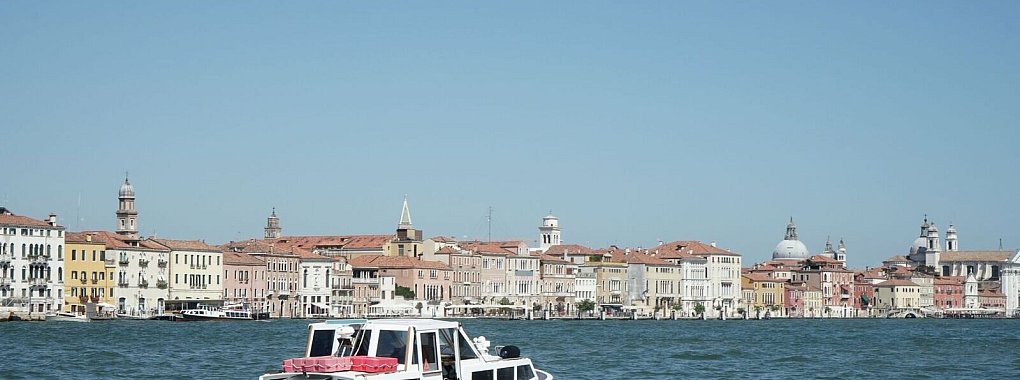 Die Lagunenstadt vom Wasser aus: Mit einem Boot vor Venedig zu cruisen, ist ein besonderes Erlebnis. - © Stefan Weißenborn/dpa-tmn
