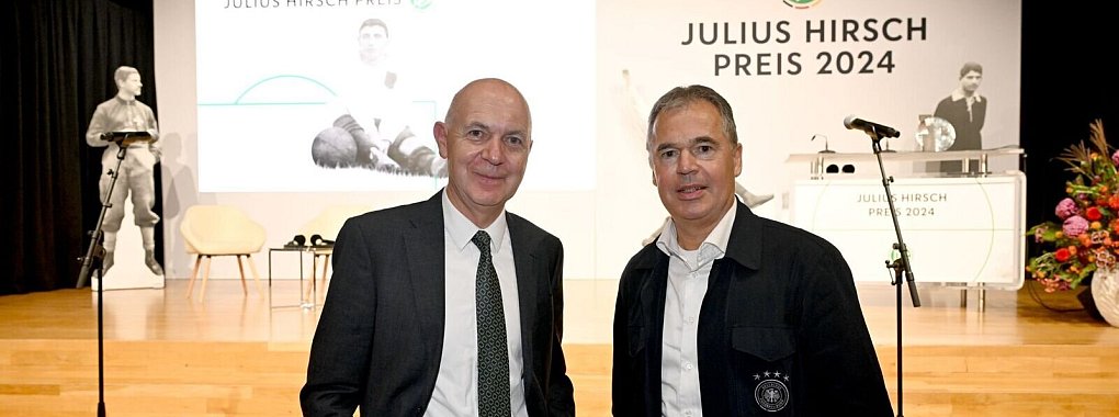 DFB-Präsident Bernd Neuendorf (l.) setzt sich gegen Antisemitismus ein. - © Felix Hörhager/dpa