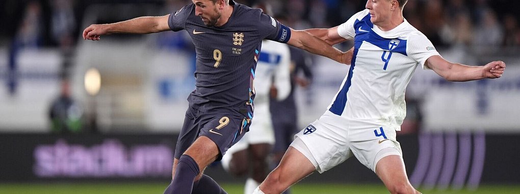 Bayern-Stürmer Harry Kane (l) siegt mit England in Helsinki. - © Bradley Collyer/PA Wire/dpa