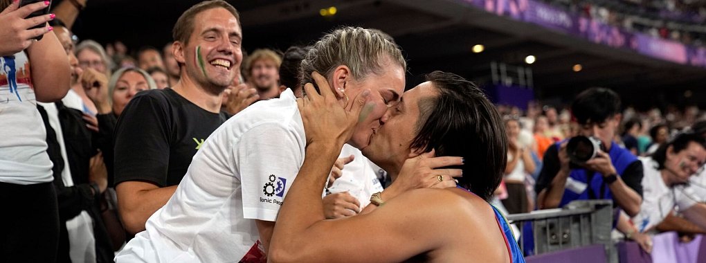 Alessandro Ossola machte nach seinem 100-Meter-Rennen seiner Freundin Arianna einen Heiratsantrag. - &copy; Christophe Ena/AP